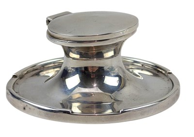 Lot 142 - 20TH CENTURY GEORGE V HALLMARKED SILVER CAPSTAN INKWELL