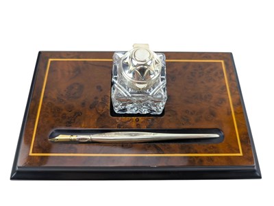 Lot 107 - CARRS OF SHEFFIELD HALLMARKED SILVER INKWELL & FOUNTAIN PEN DESK SET