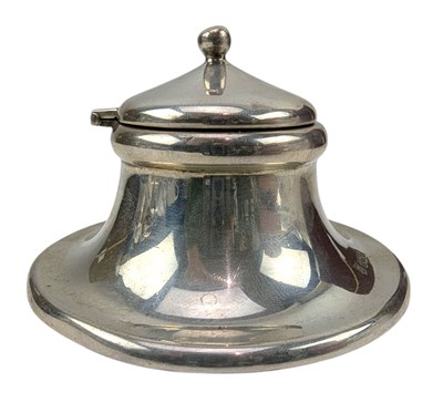 Lot 157 - AN EARLY 20TH CENTURY EDWARD VII HALLMARKED SILVER CAPSTAN INKWELL