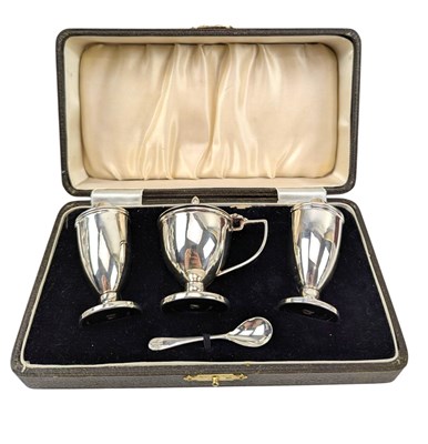Lot 55 - 20TH CENTURY GEORGE VI HALLMARKED SILVER 3 PIECE CRUET SET