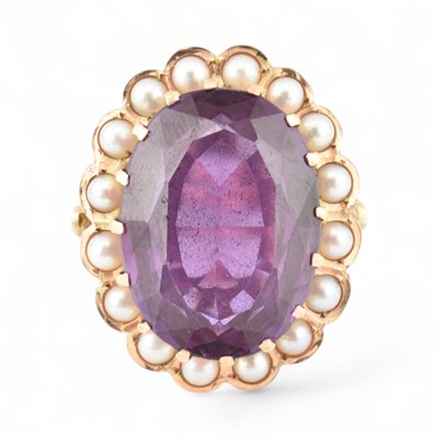 Lot 255 - GOLD SYNTHETIC COLOUR CHANGE SAPPHIRE & PEARL HALO RING