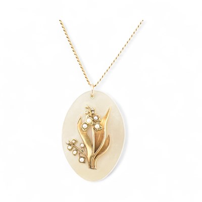 Lot 424 - GOLD & MOTHER OF PEARL PENDANT NECKLACE