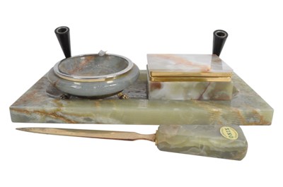 Lot 466 - COLLECTION OF VINTAGE 20TH CENTURY OYNX DESK ITEMS