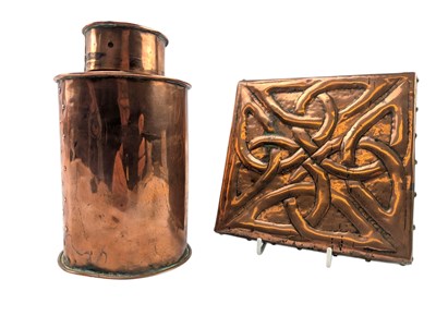 Lot 63 - ARTS & CRAFTS HAMMERED COPPER TEA CADDY ON CELTIC CROSS HAMMERED TILE STAND