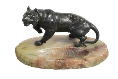 Lot 191 - 20TH CENTURY ONYX ASHTRAY WITH SPELTER TIGER SCULPTURE ATOP