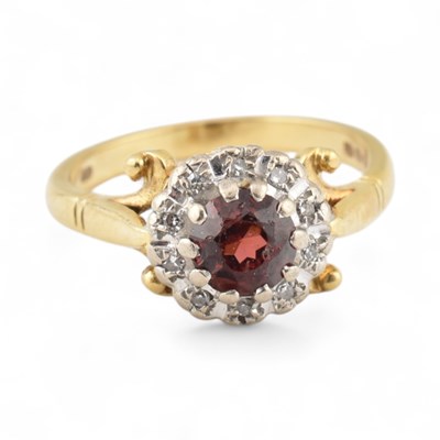 Lot 416 - HALLMARKED 18CT GOLD & GARNET CLUSTER RING