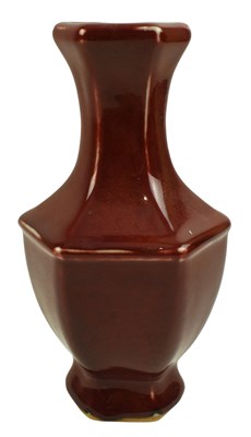 Lot 95 - 20TH CENTURY CHINESE FLAMBE PORCELAIN VASE 20世纪雍正款红釉六方瓶
