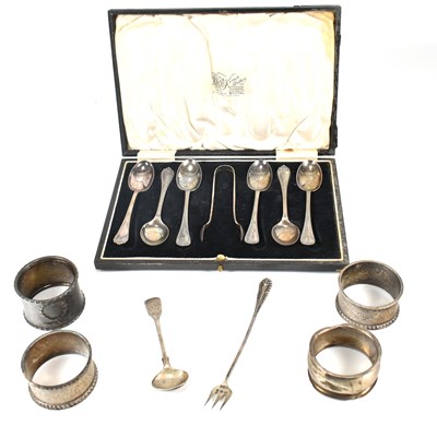 Lot 167 - GEORGE V HALLMARKED SILVER SET OF TEASPOONS & SUGAR TONGS T/W NAPKIN RINGS & SPOONS