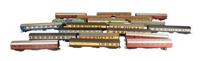 Lot 419 - MODEL RAILWAY - COLLECTION OF OO GAUGE COACHES