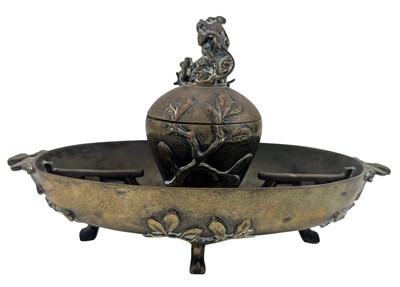 Lot 108 - EARLY 20TH CENTURY CHINESE BRONZE INKSTAND 20世纪早期铜墨水台池