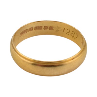 Lot 205 - A hallmarked 22ct gold band ring. The ring...