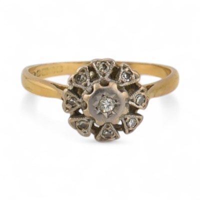 Lot 427 - HALLMARKED 18CT GOLD & DIAMOND CLUSTER RING