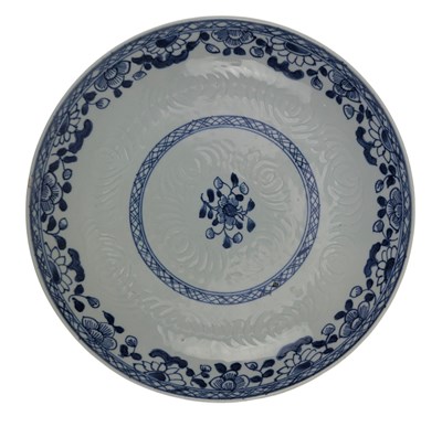 Lot 41 - MING DYNASTY BLUE & WHITE CHARGER PLATE 明 青花花卉盘