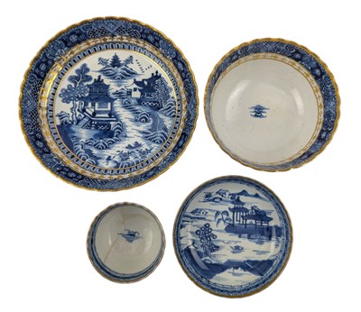 Lot 70 - FOUR QING QIANLONG BLUE & WHITE PORCELAIN PIECES 清 乾隆青花外销瓷四件