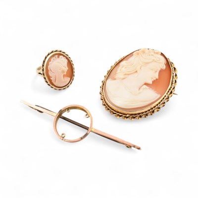 Lot 423 - 9CT GOLD CAMEO RING & KNIFE BAR BROOCH & CAMEO BROOCH