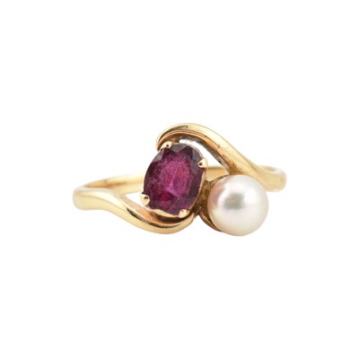Lot 395 - 9CT GOLD, PEARL & GARNET RING