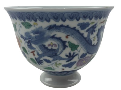 Lot 21 - QING GUANGXU BLUE & WHITE POLYCRHOME CUP 清 光绪 青花加彩龙纹杯