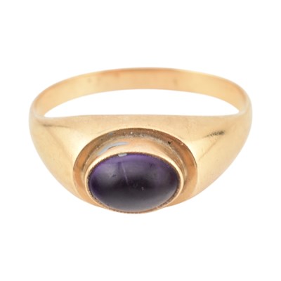 Lot 192 - 14CT GOLD & AMETHST CABOCHON RING