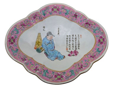 Lot 158 - 20TH CENTURY FAMILLE ROSE FIGURINE FOOTED DISH TONGZHI MARK 同治款粉彩人物贡盘