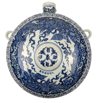 Lot 39 - CHINESE BLUE & WHITE FLASK BIANHU XUANDE MARK 宣德款 青花龙纹扁壶