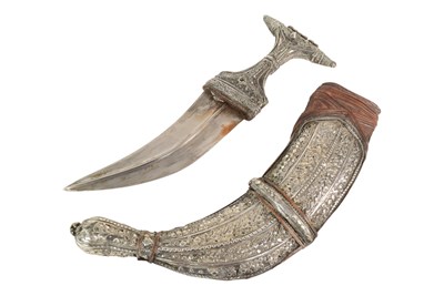 Lot 34 - EARLY 20TH CENTURY MIDDLE EASTERN YEMENI JAMBIYA DAGGER