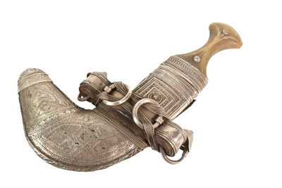 Lot 157 - EARLY 20TH CENTURY MIDDLE EASTERN JAMBIYA DAGGER