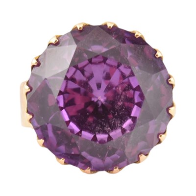 Lot 466 - 18CT GOLD & SNTHETIC SAPPHIRE COCKTAIL RING