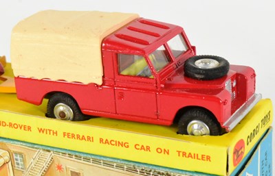 Lot 15 - DIECAST - VINTAGE CORGI GIFT SET - LANDROVER WITH FERRARI RACING CAR