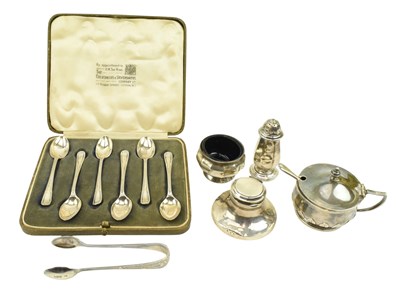 Lot 112 - CASED GEORGE V HALLMARKED SILVER SPOONS & CRUET PIECES FOR MAPPIN & WEBB