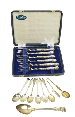 Lot 132 - CASED ELIZABETH II HALLMARKED SILVER HANDLED DESSERT FORKS & SILVER SPOONS