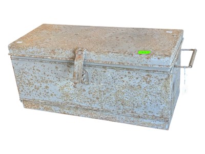 Lot 573 - VINTAGE 20TH CENTURY INDUSTRIAL FACTORY METAL TOOL BOX