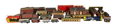 Lot 384 - MODEL RAILWAY - COLLECTION OF OO GAUGE MODEL RAILWAY