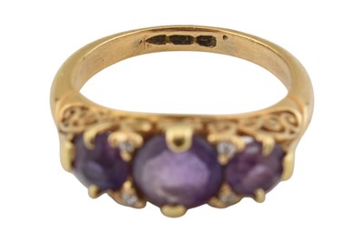 Lot 189 - 18CT GOLD & DIAMOND THREE STONE RING