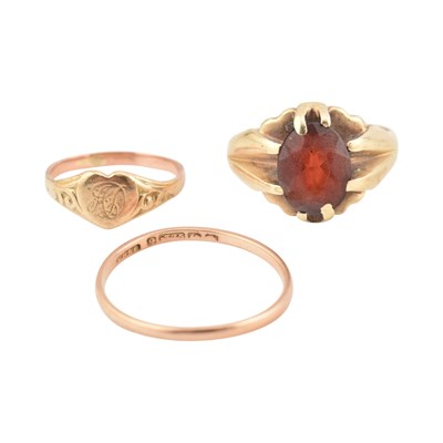 Lot 397 - HALLMARKED 9CT GOLD & GARNET RING, BAND & A SIGNET RING