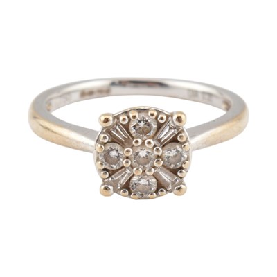 Lot 301 - HALLMARKED 18CT GOLD & DIAMOND CLUSTER RING