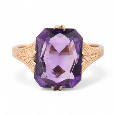Lot 380 - EARLY 2OTH CENTURY 9CT GOLD & AMETHYST RING