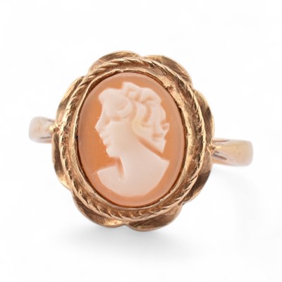 Lot 371 - 20TH CENTURY 9CT GOLD CAMEO RING