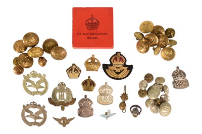 Lot 367 - COLLECTION OF ASSORTED BRITISH MILITARY BADGES & BUTTONS
