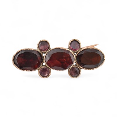 Lot 184 - 19TH CENTURY VICTORIAN GOLD GARNET BROOCH PIN