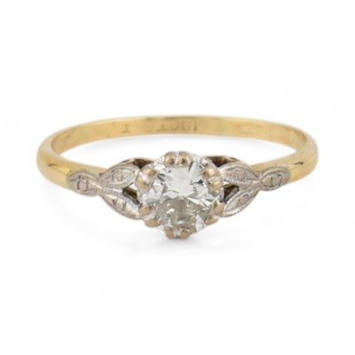 Lot 160 - 18CT GOLD & PLATINUM DIAMOND SOLITAIRE RING