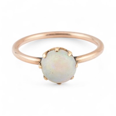 Lot 392 - 18CT GOLD & SINGLE CABOCHON OPAL RING
