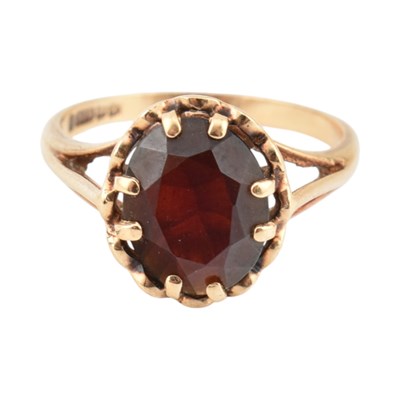 Lot 368 - 1970S HALLMARKED 9CT ROSE GOLD & GARNET RING