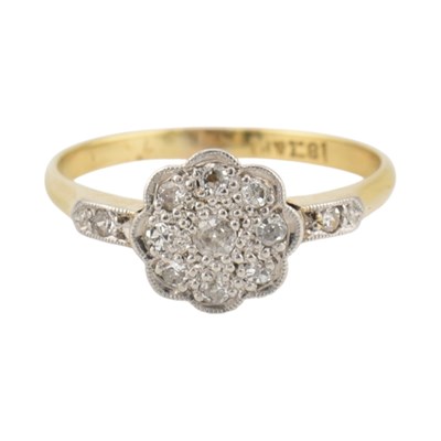 Lot 356 - EARLY 20TH CENTURY 18CT GOLD & PLATINUM DIAMOND CLUSTER RING