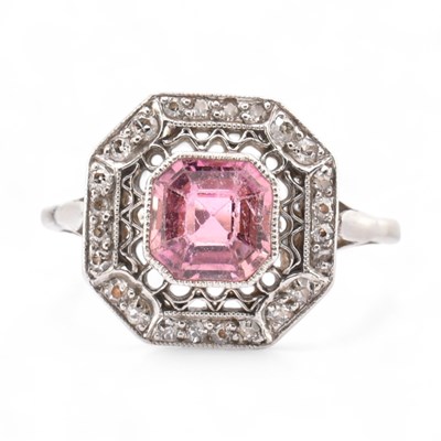 Lot 30 - EARLY 20TH CENTURY 18CT WHITE GOLD TOURMALINE & DIAMOND RING