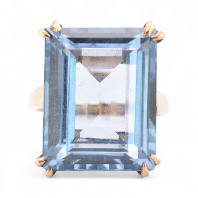 Lot 235 - 9CT GOLD & SYNTHETIC SPINEL COCKTAIL RING