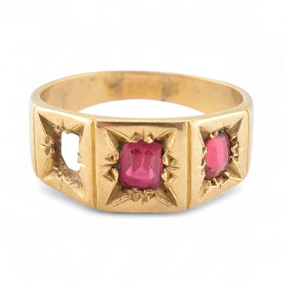 Lot 510 - GOLD GEM SET BAND RING AF
