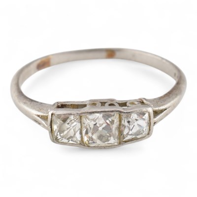 Lot 63 - EARLY 20TH CENTURY THREE STONE DIAMOND RING