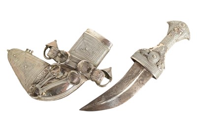 Lot 404 - VINTAGE OMANI JAMBIYA DAGGER
