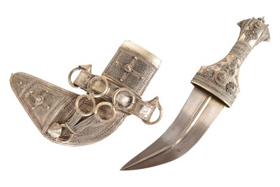 Lot 16 - VINTAGE OMANI JAMBIYA DAGGER