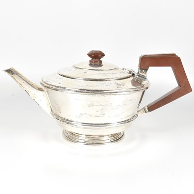 Lot 6 - GEORGE VI 1940 HALLMARKED SILVER TEAPOT